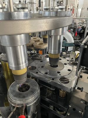 Machine de formage de tasses de papier à consommation avec une source de gaz de 0,5-0,8 MPa et une spécification de papier 150-350 GSM