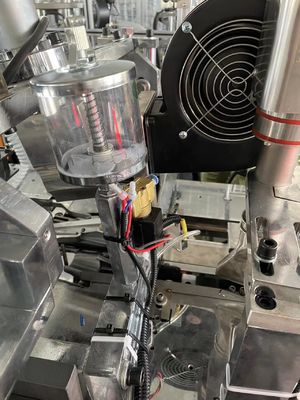 Machine de formage de tasses de papier à consommation avec une source de gaz de 0,5-0,8 MPa et une spécification de papier 150-350 GSM