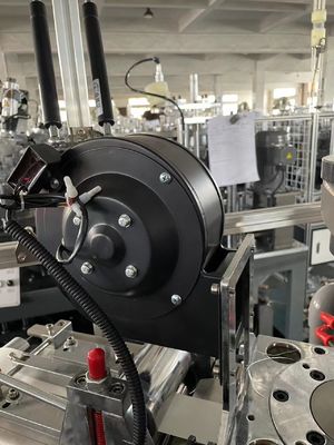 Machine de formage de tasses de papier à consommation avec une source de gaz de 0,5-0,8 MPa et une spécification de papier 150-350 GSM
