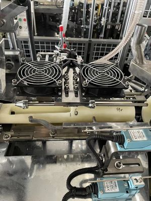 Type de traitement du pliage du papier Machine de formage de tasses de papier à grande vitesse entièrement automatique avec une barre de cuivre en forme de tasse