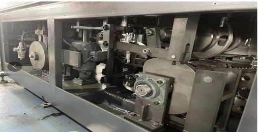 Machine de fabrication de tasses en papier entièrement automatique de 2 oz à 16 oz avec technologie ultrasonique à 85 pièces / min