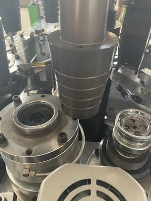 Taille externe 2340mm*1435mm*1800mm Machine de fabrication automatique complète de tasses en papier à grande vitesse pour le moulage de tasses de café en papier au Pakistan
